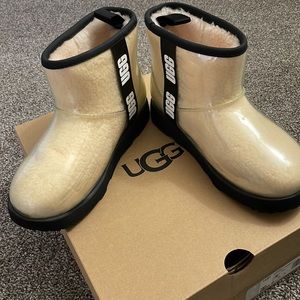 Girls Ugg Classic Clear Mini II Size 3